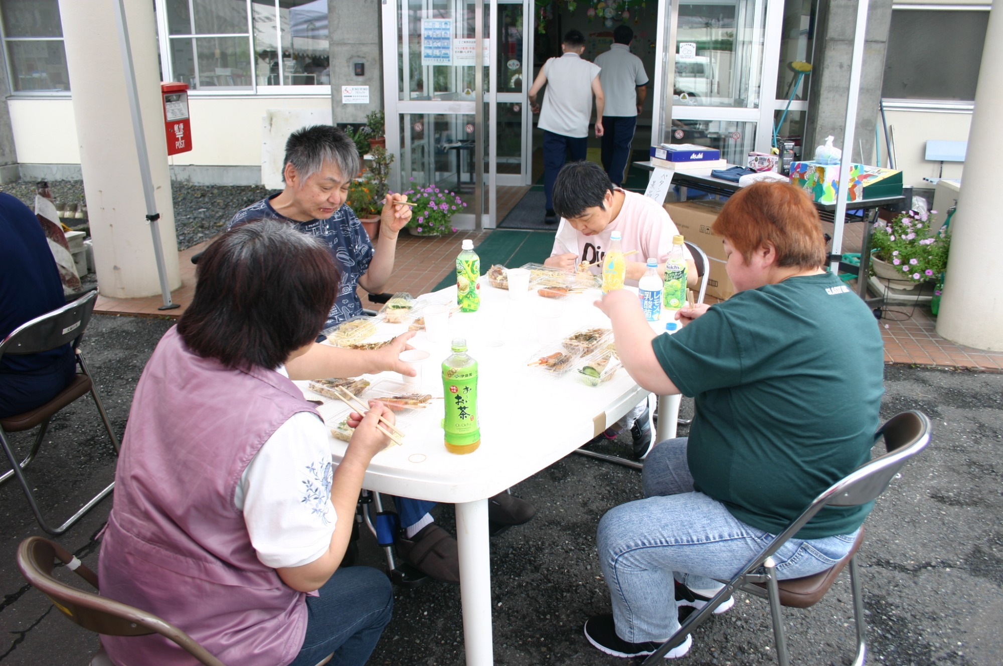 写真：中庭に菜園作り（R2.5.29）