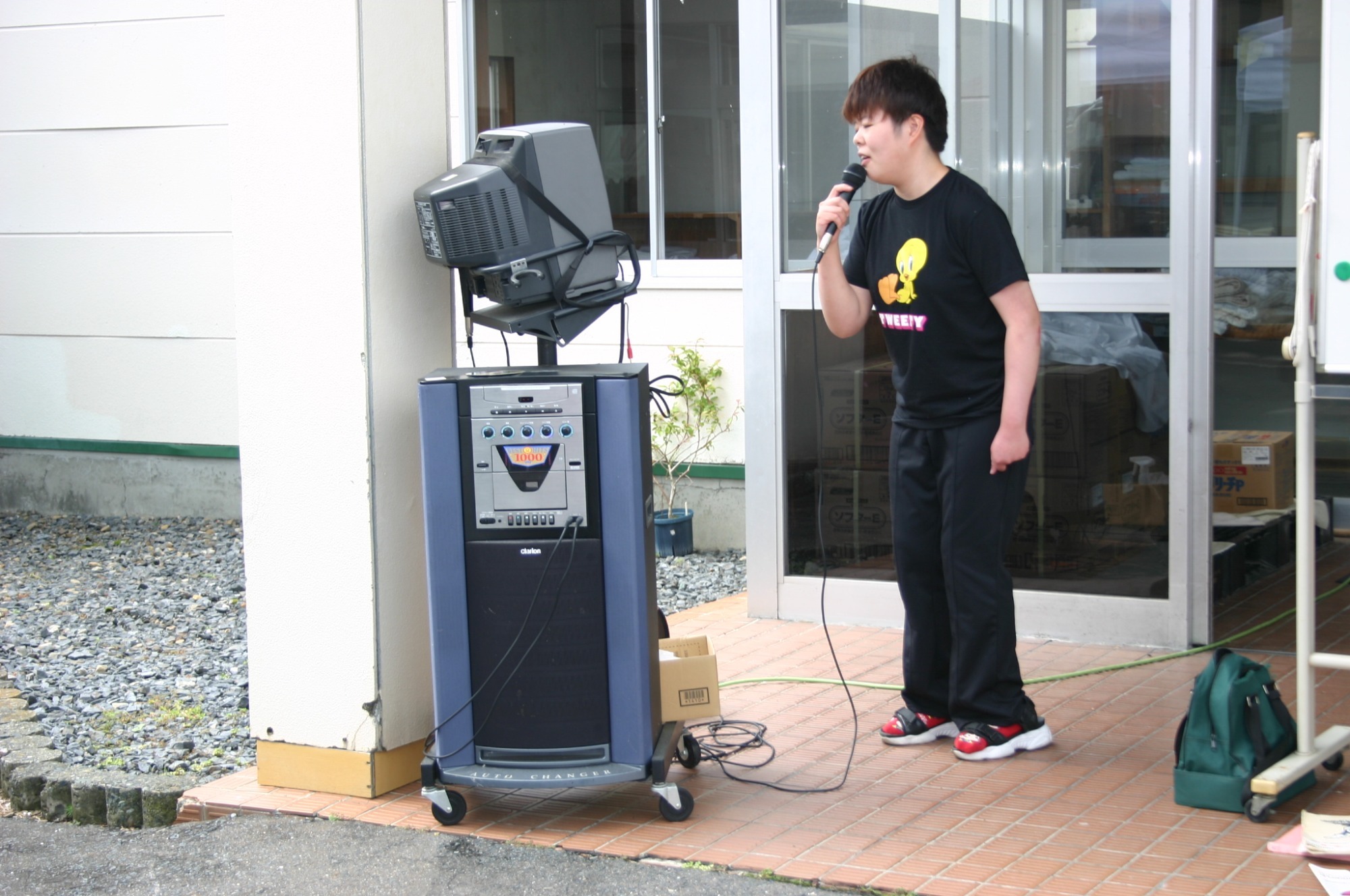 写真：中庭に菜園作り（R2.5.29）