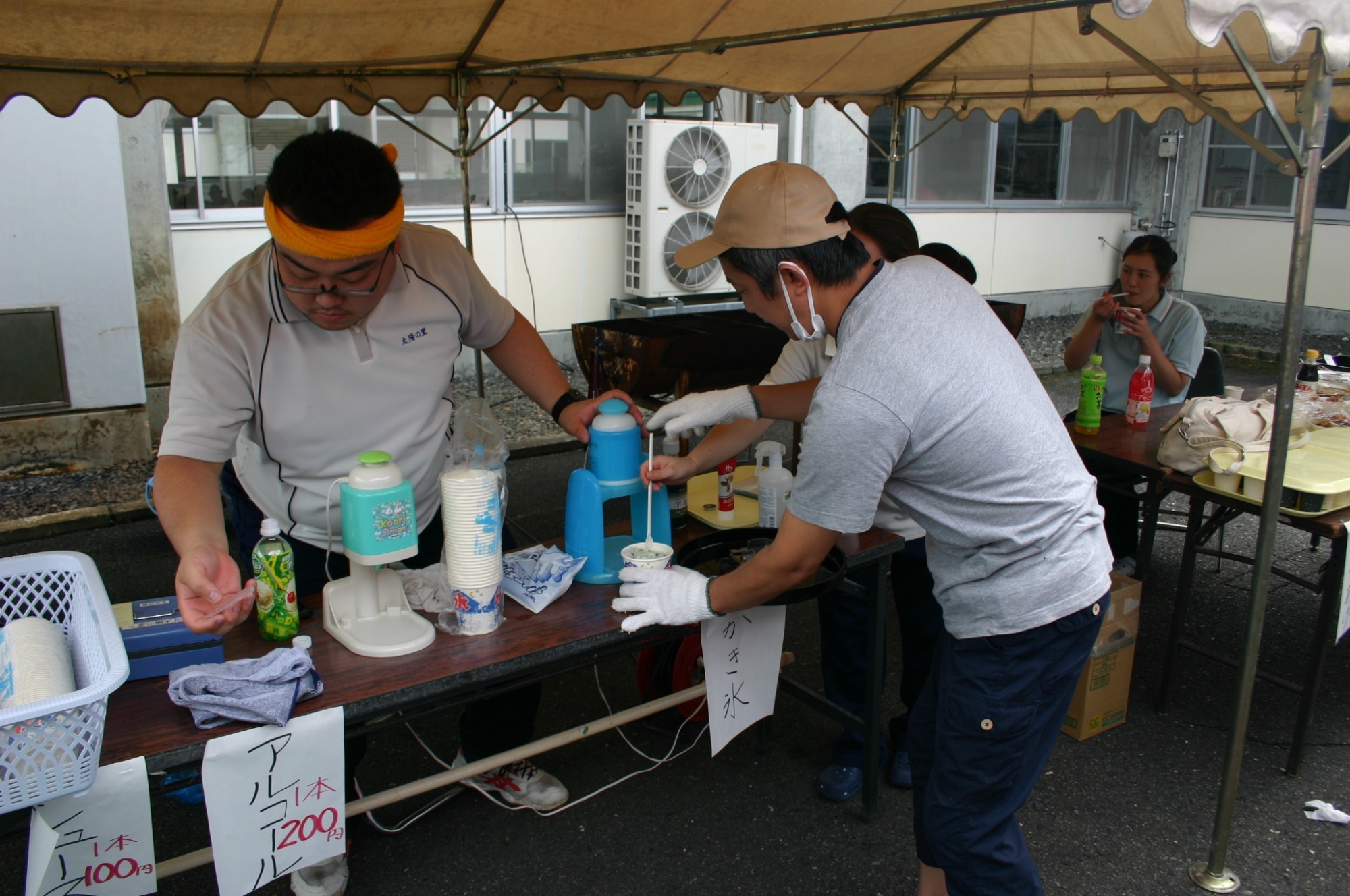 写真：中庭に菜園作り（R2.5.29）
