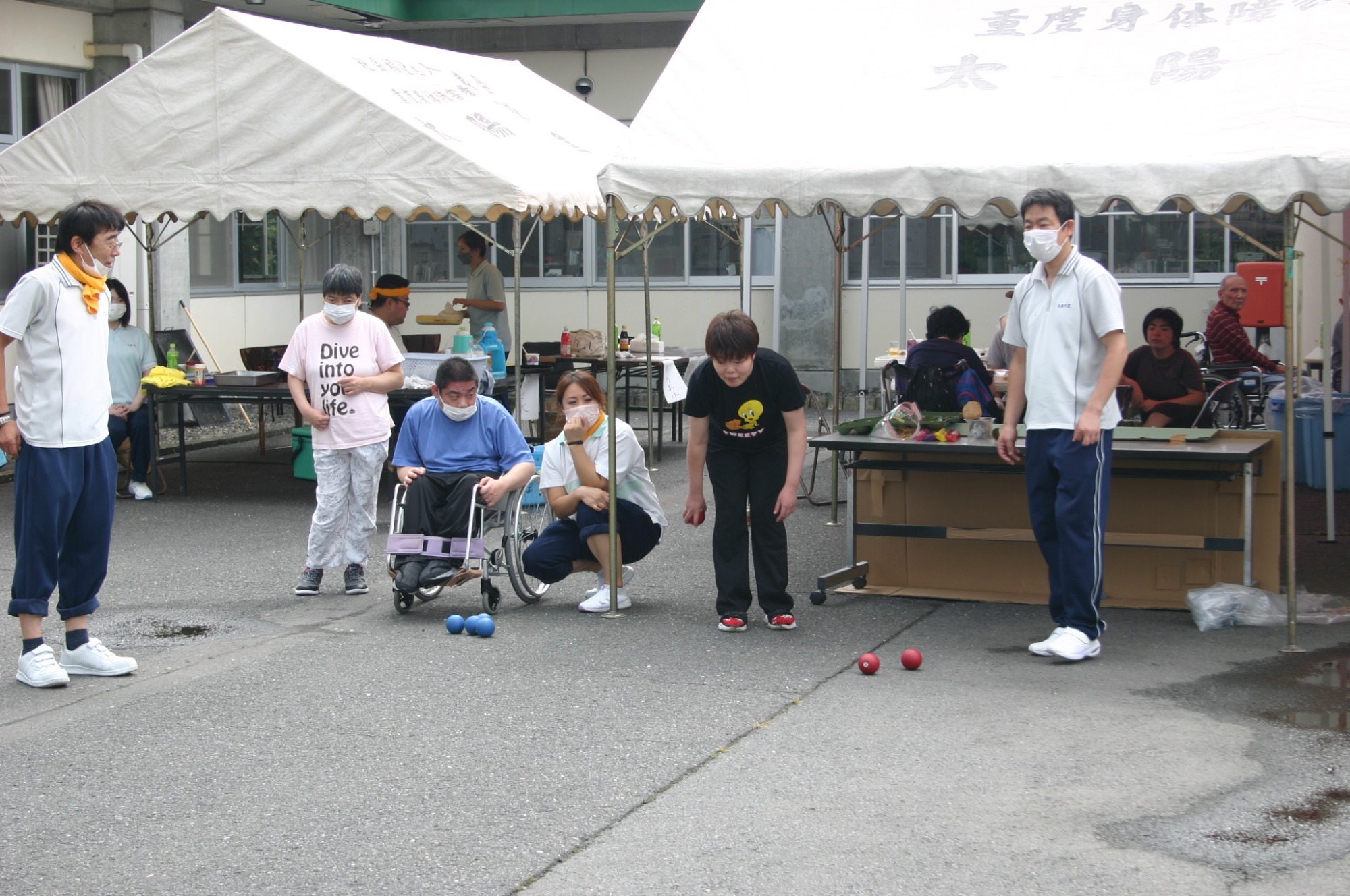 写真：中庭に菜園作り（R2.5.29）