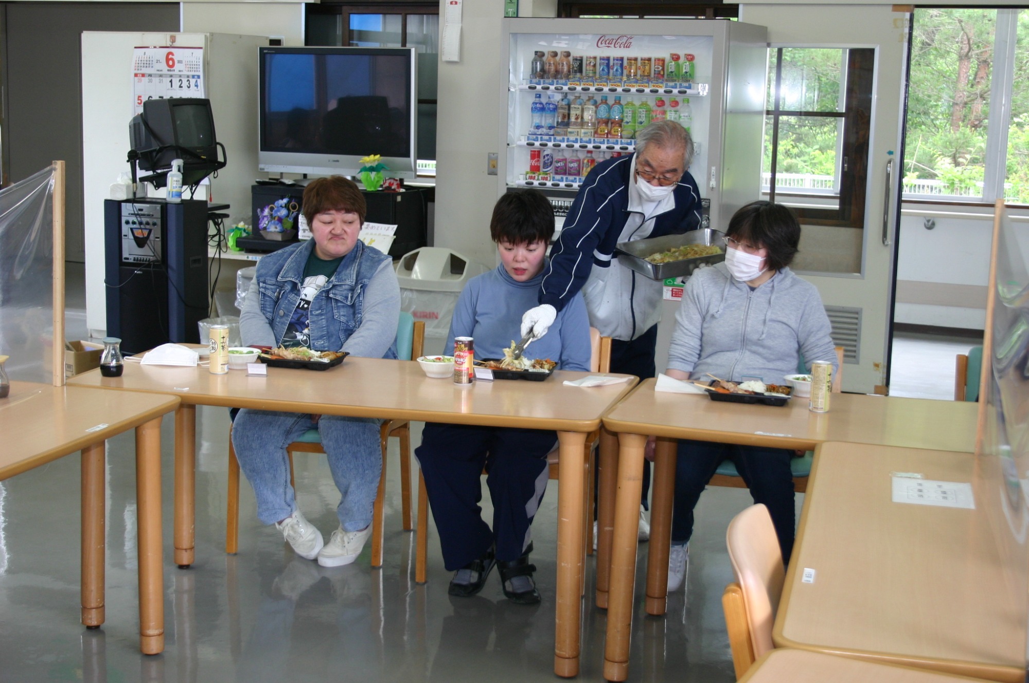 写真：中庭に菜園作り（R2.5.29）