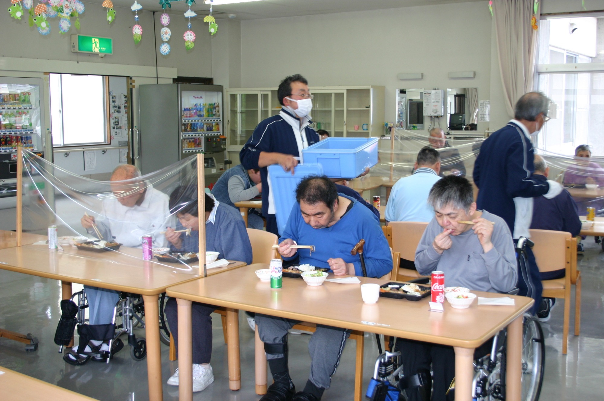 写真：中庭に菜園作り（R2.5.29）