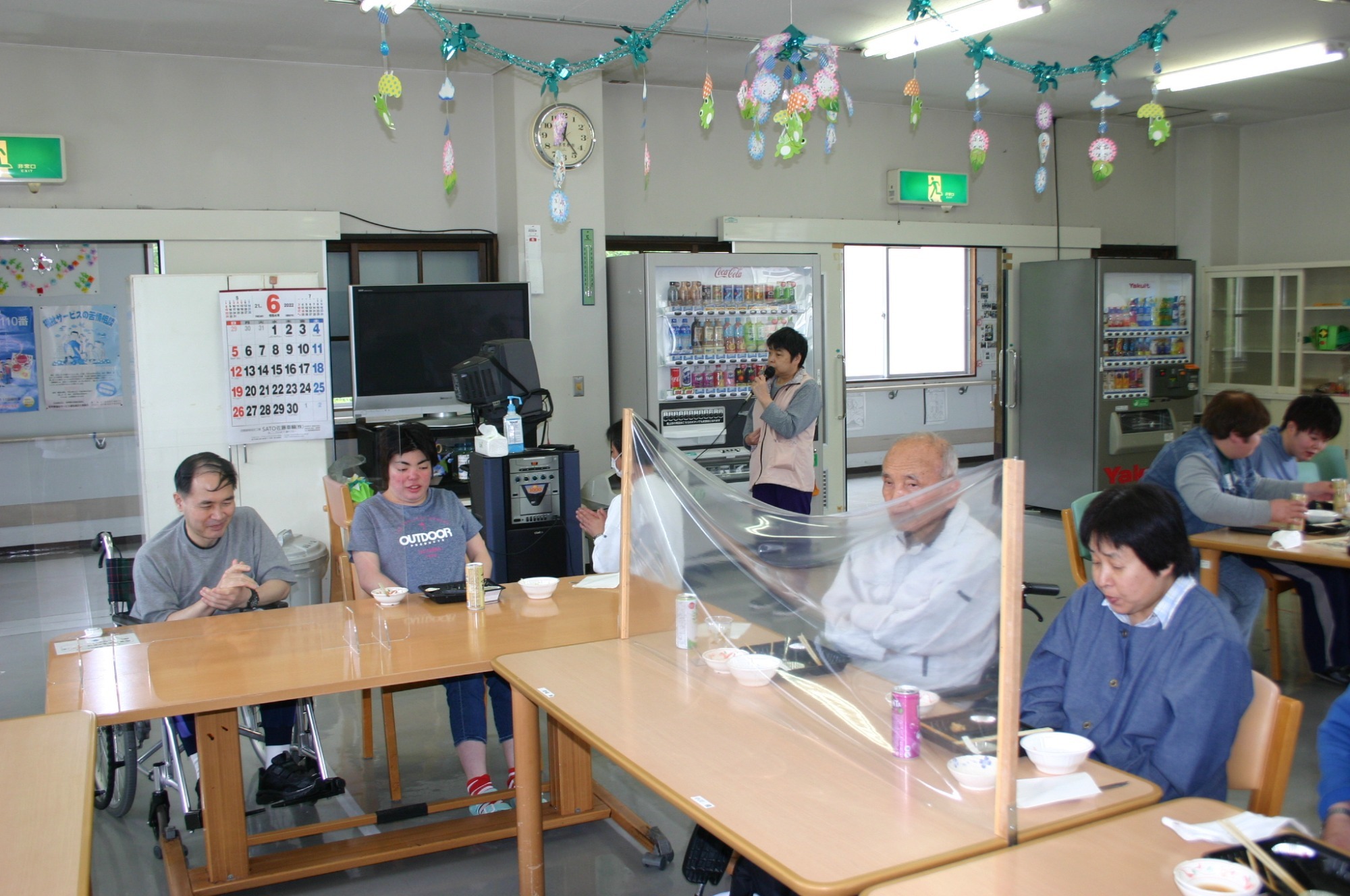 写真：中庭に菜園作り（R2.5.29）