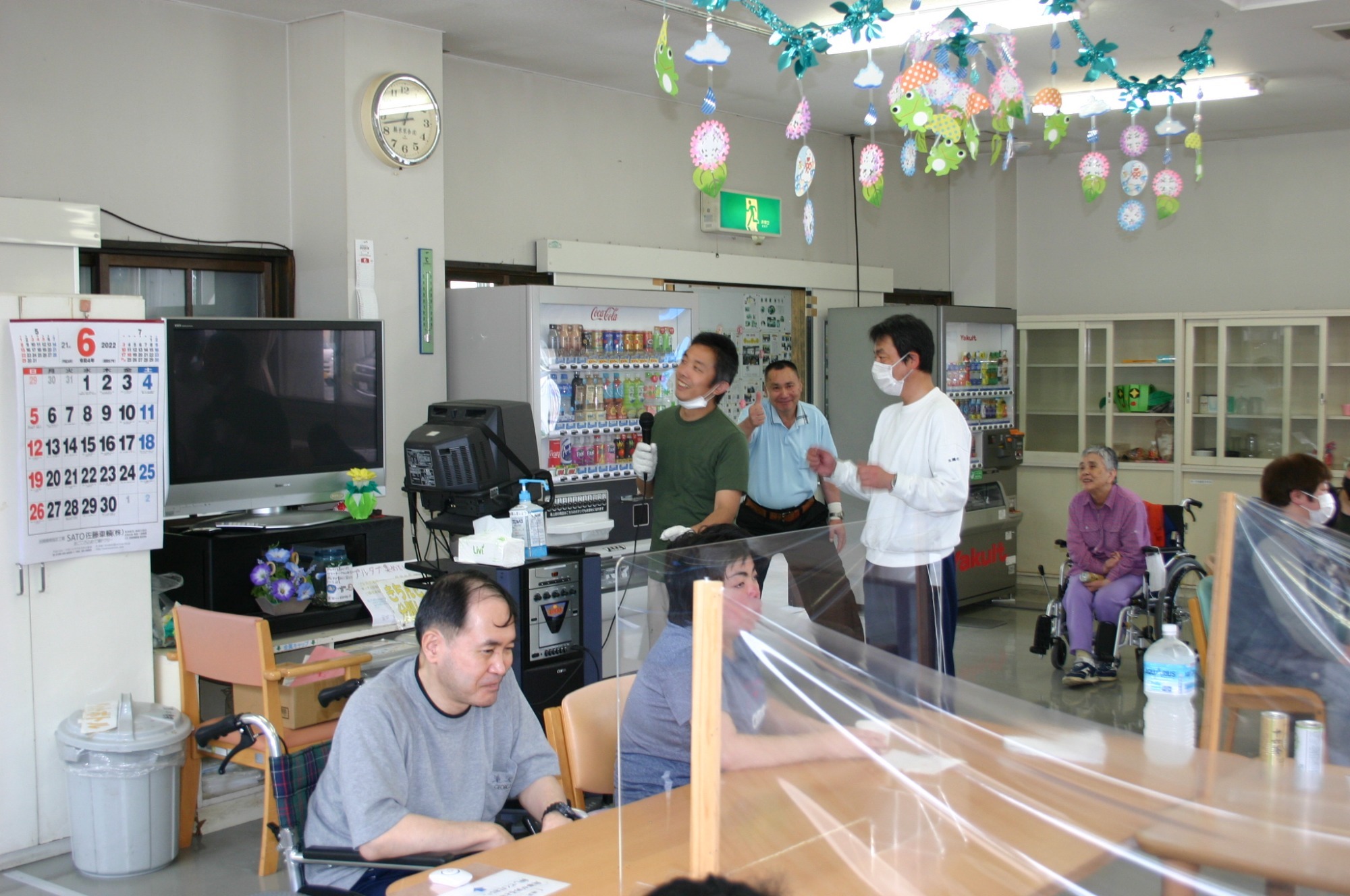 写真：中庭に菜園作り（R2.5.29）