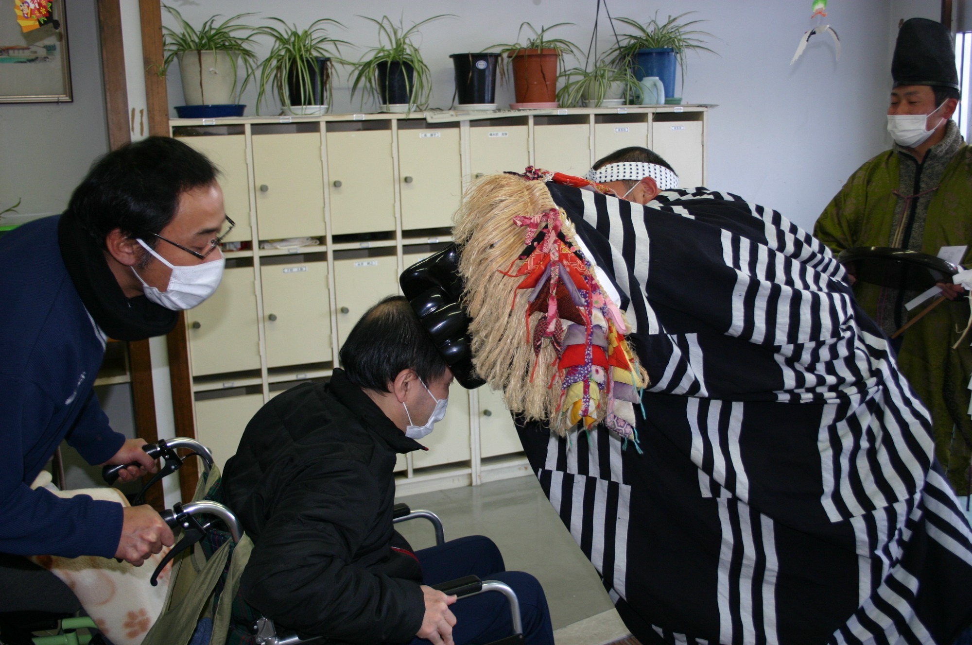 写真：中庭に菜園作り（R2.5.29）