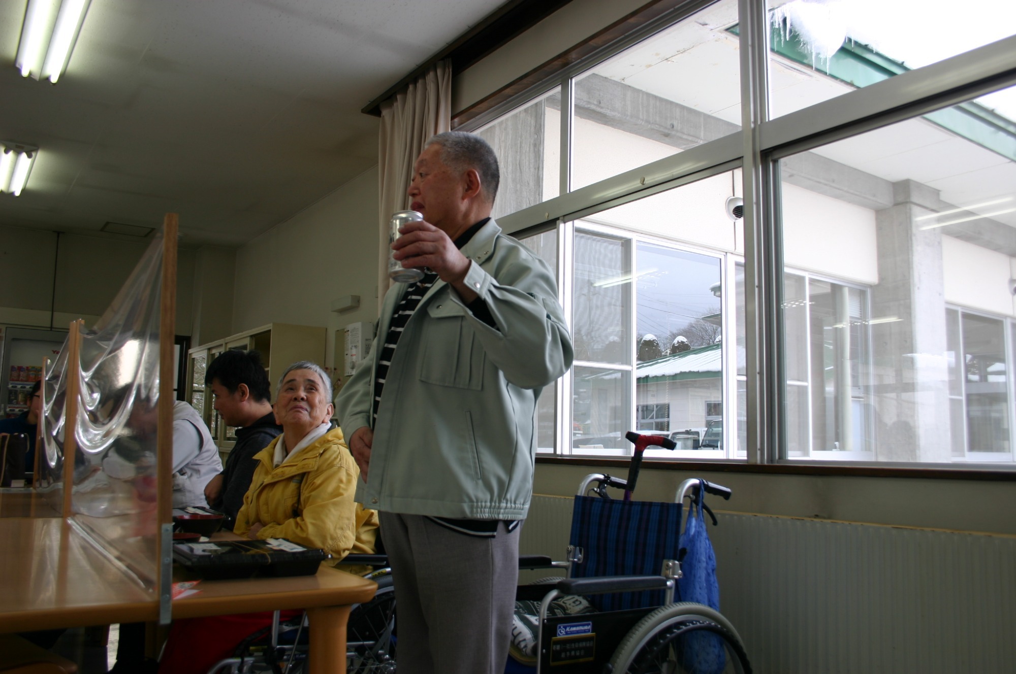 写真：中庭に菜園作り（R2.5.29）