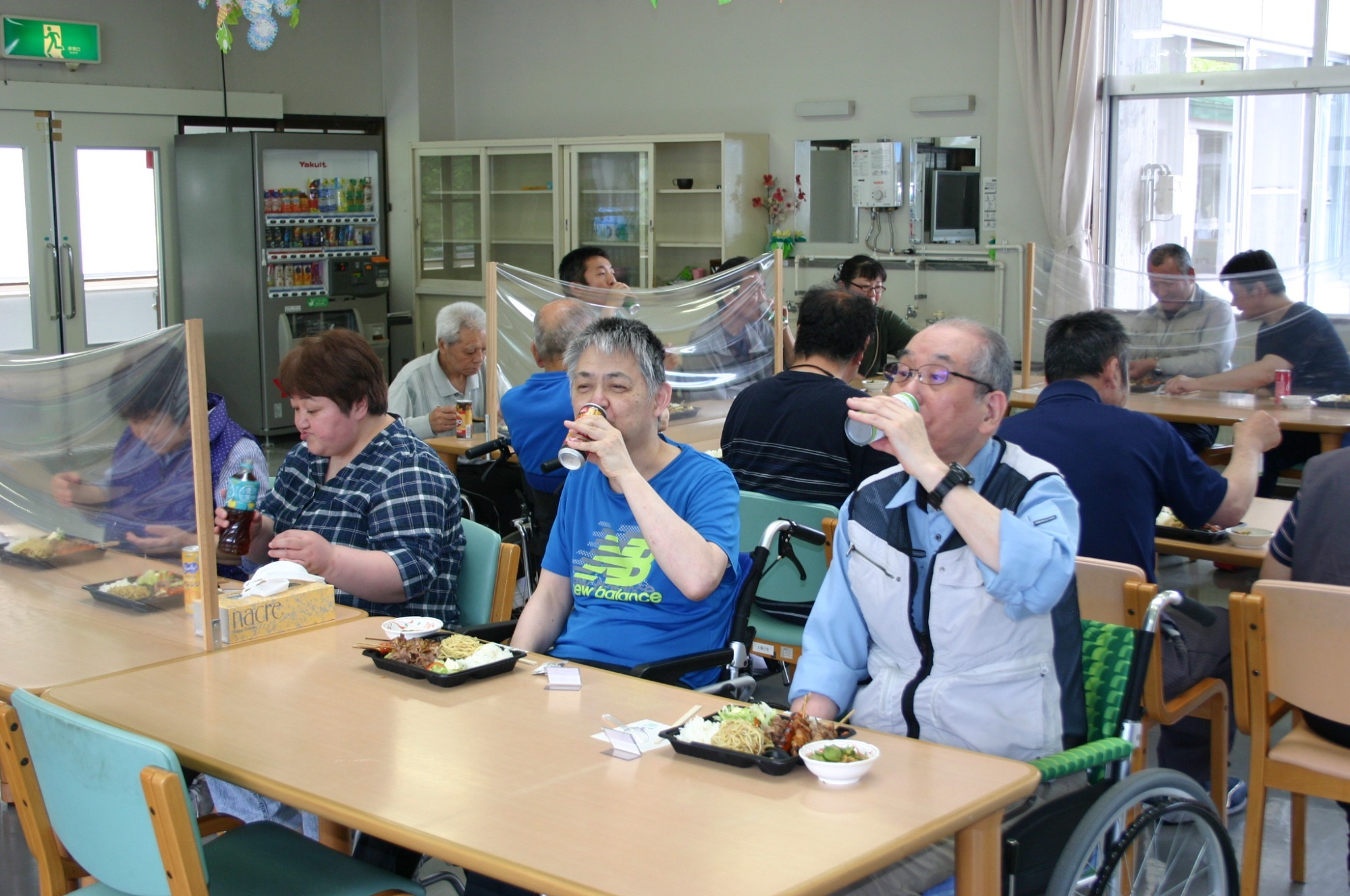 写真：中庭に菜園作り（R2.5.29）