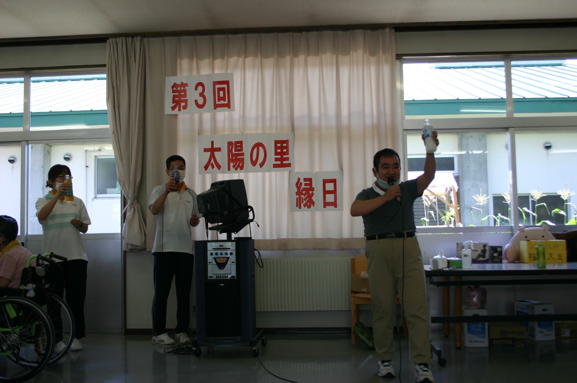写真：中庭に菜園作り（R2.5.29）