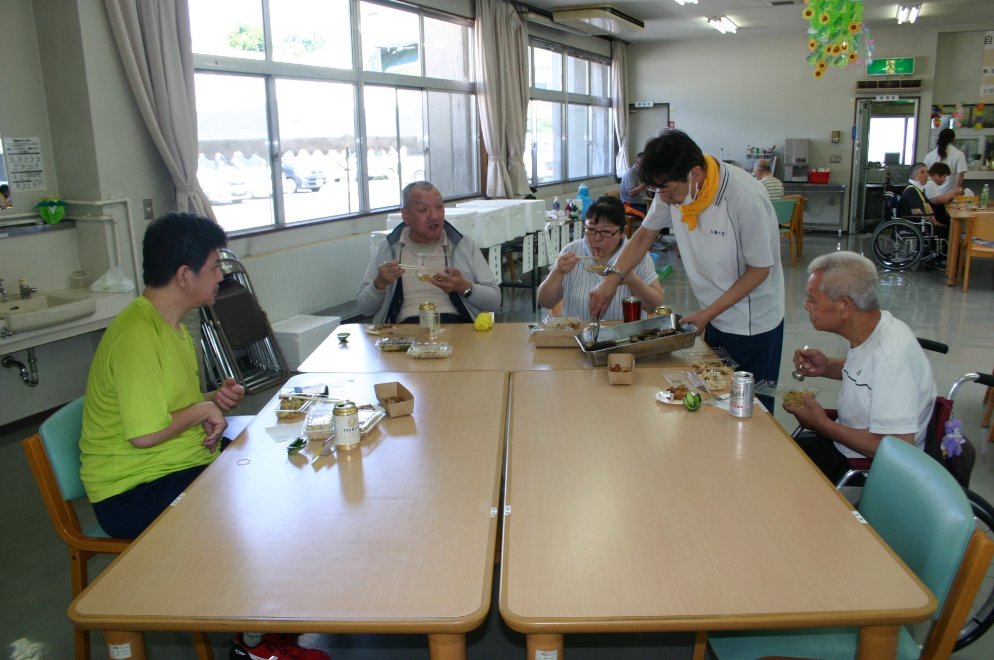 写真：中庭に菜園作り（R2.5.29）
