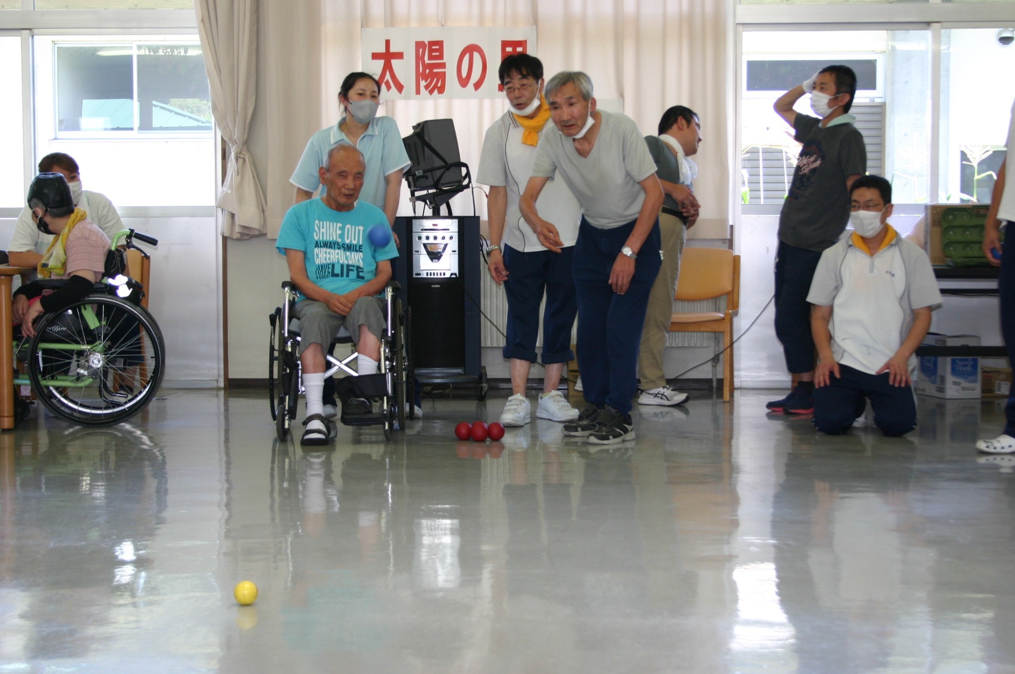 写真：中庭に菜園作り（R2.5.29）