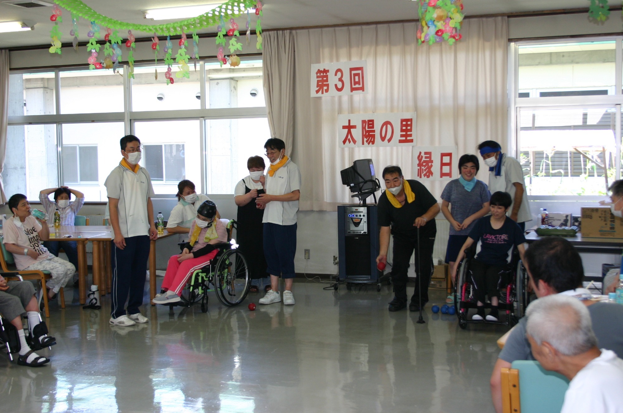 写真：中庭に菜園作り（R2.5.29）