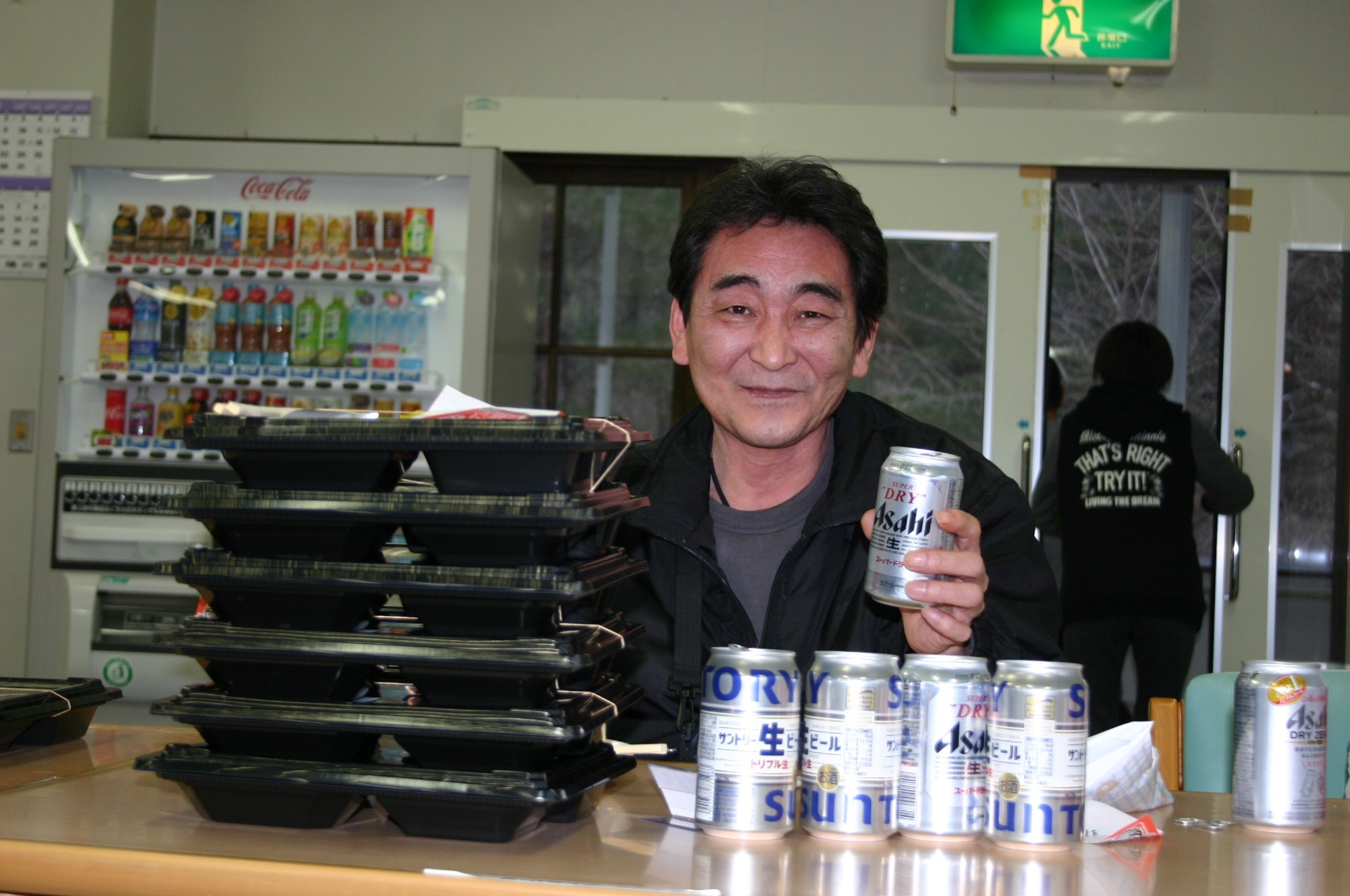 写真：中庭に菜園作り（R2.5.29）