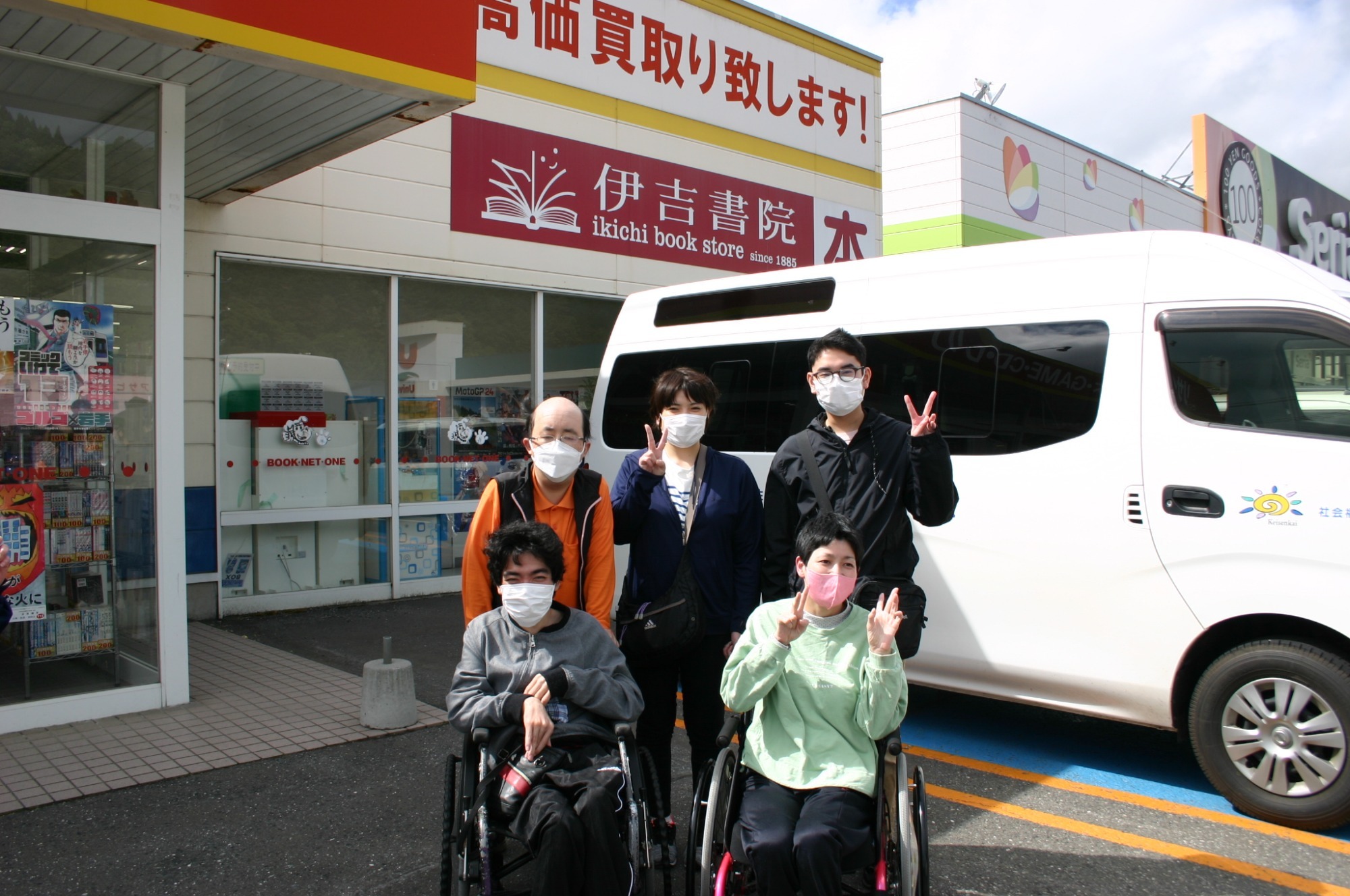 写真：中庭に菜園作り（R2.5.29）