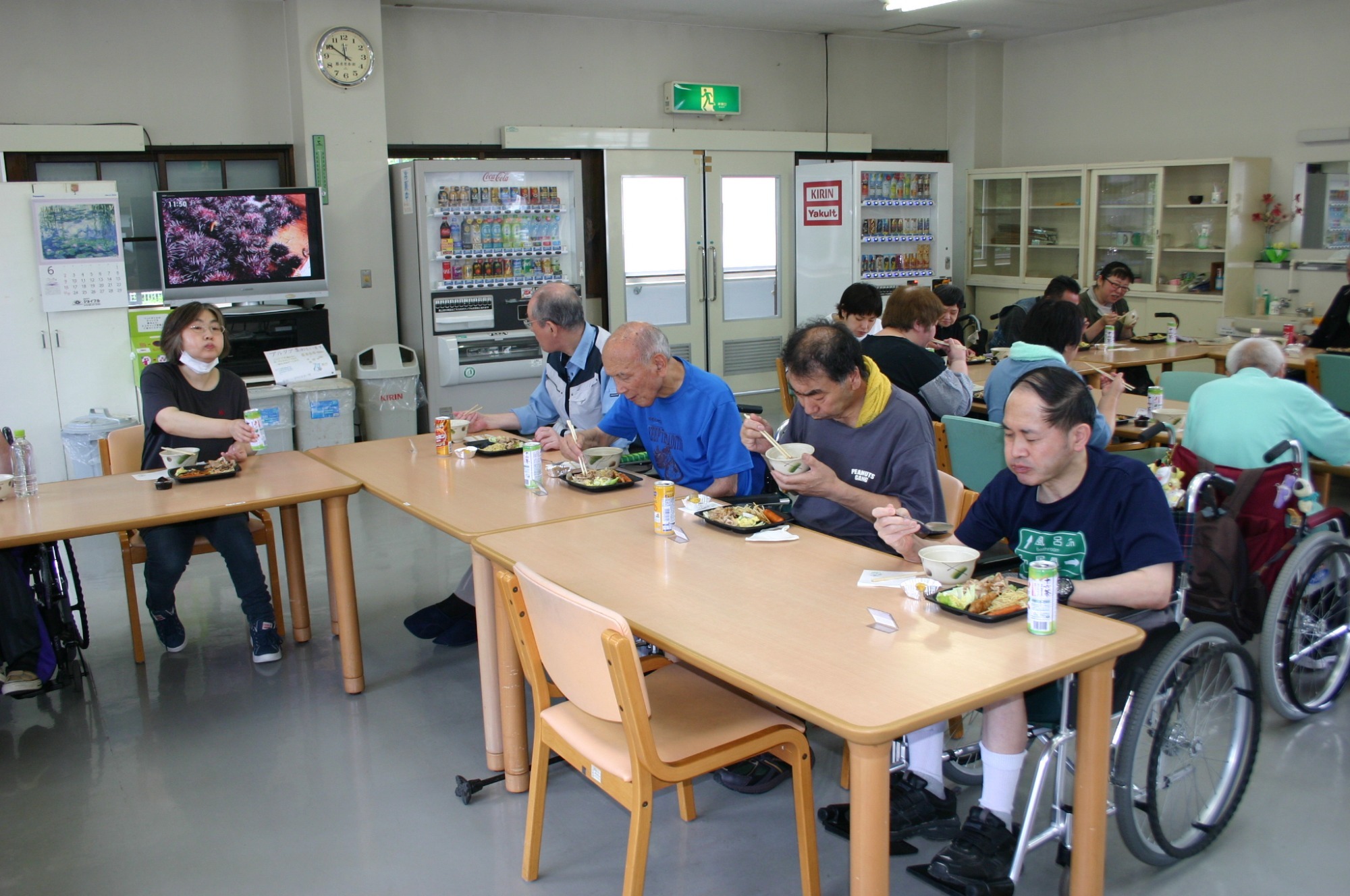 写真：中庭に菜園作り（R2.5.29）