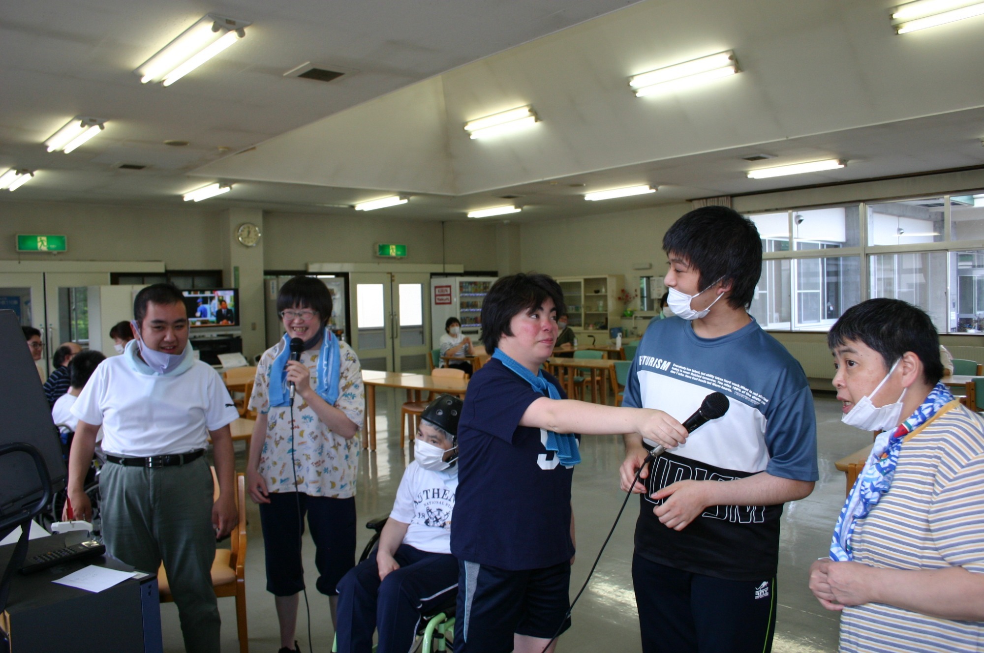写真：中庭に菜園作り（R2.5.29）