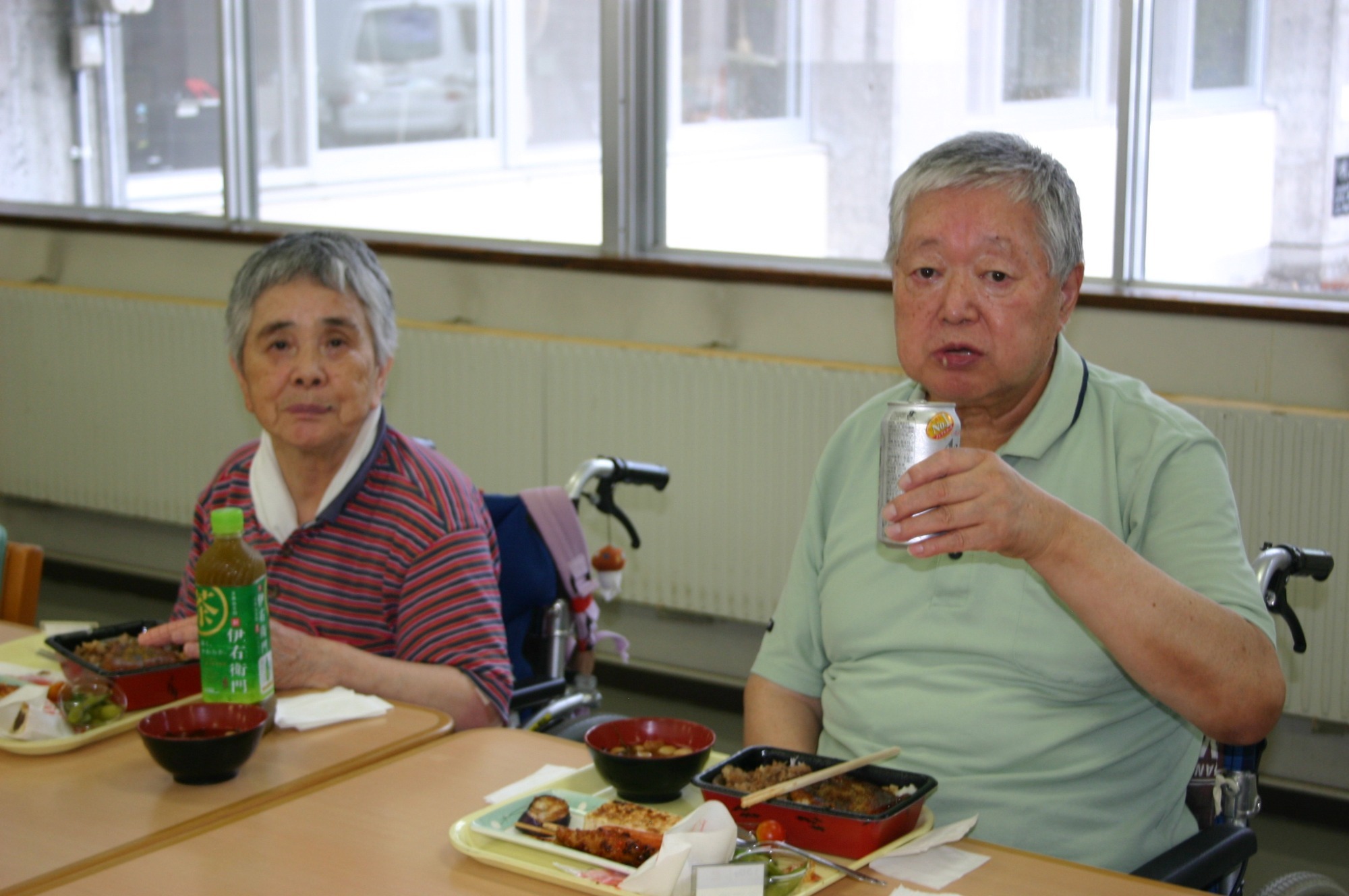 写真：中庭に菜園作り（R2.5.29）