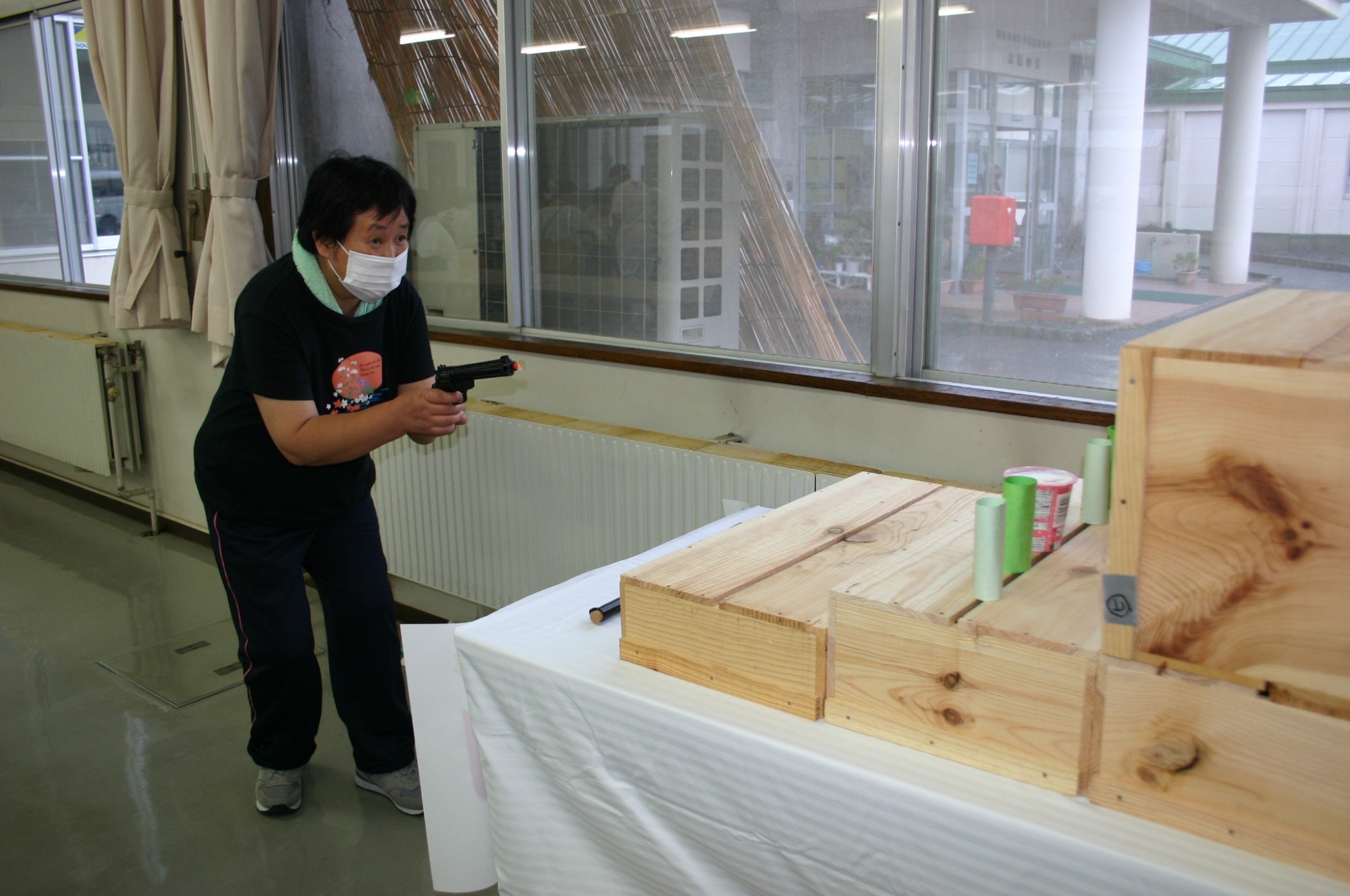 写真：中庭に菜園作り（R2.5.29）