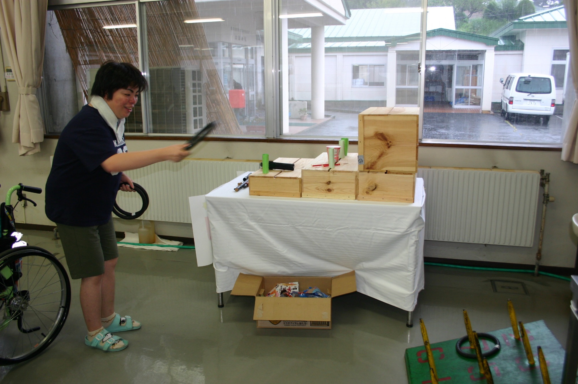 写真：中庭に菜園作り（R2.5.29）