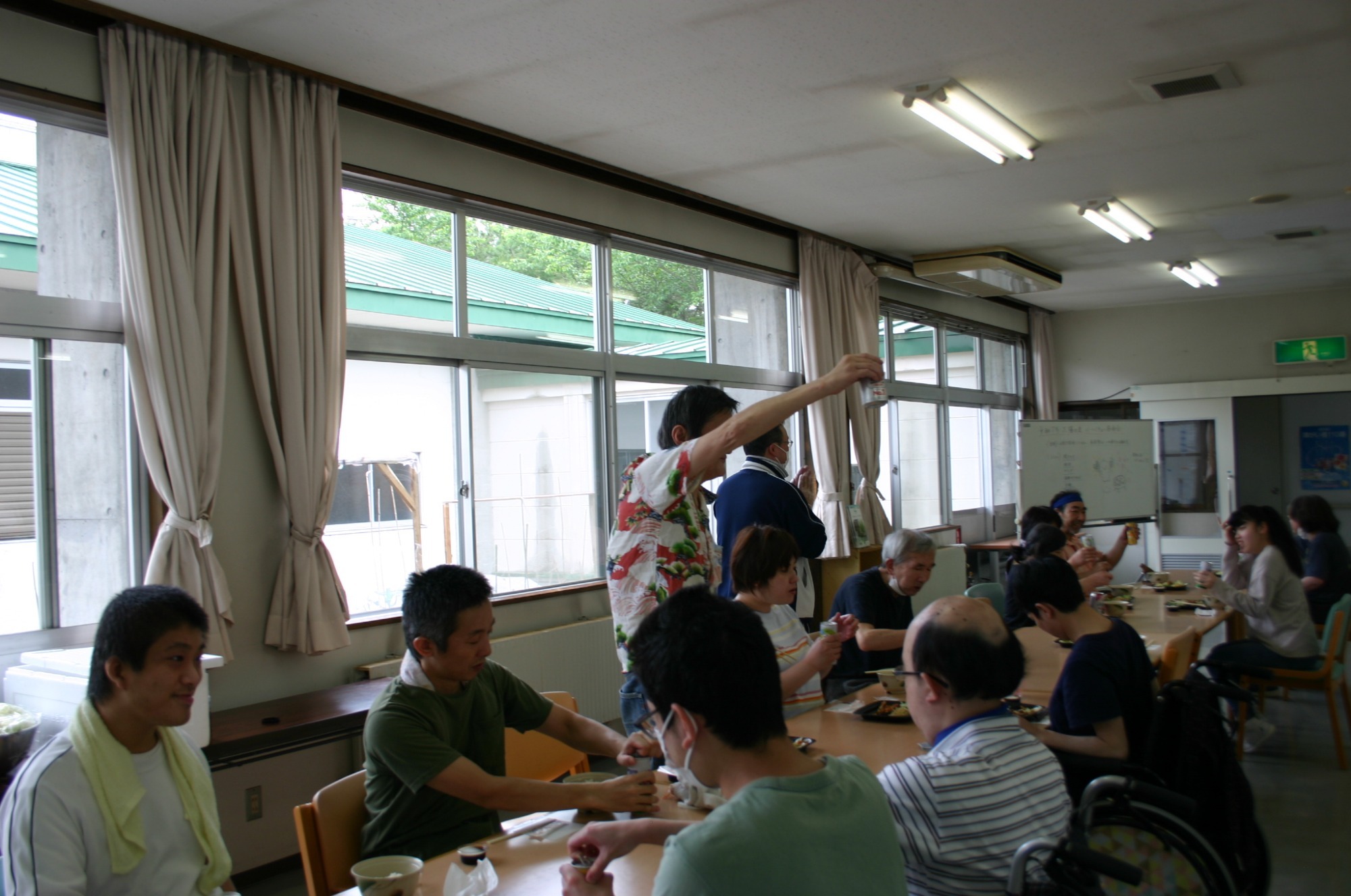 写真：中庭に菜園作り（R2.5.29）