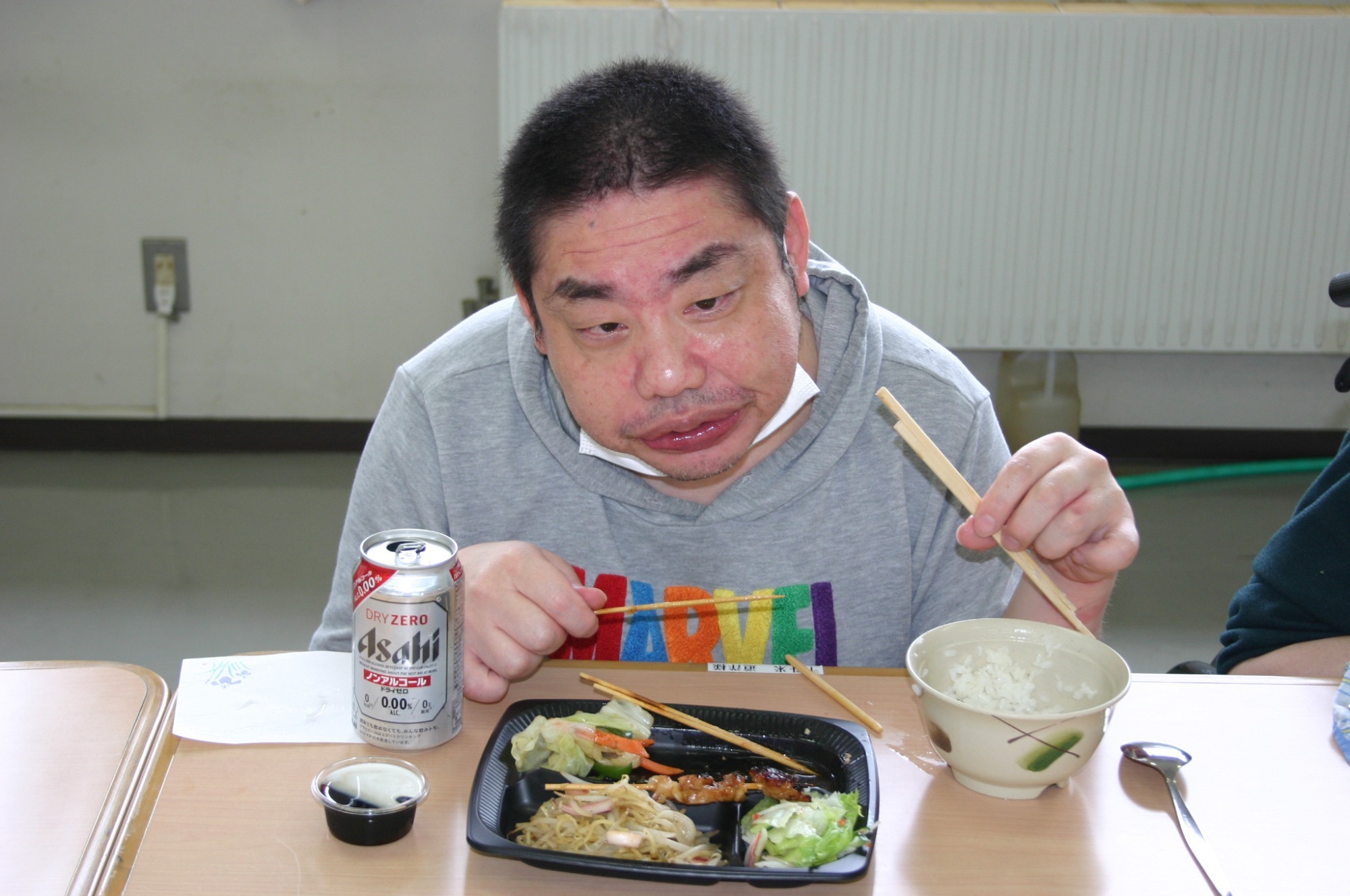 写真：中庭に菜園作り（R2.5.29）