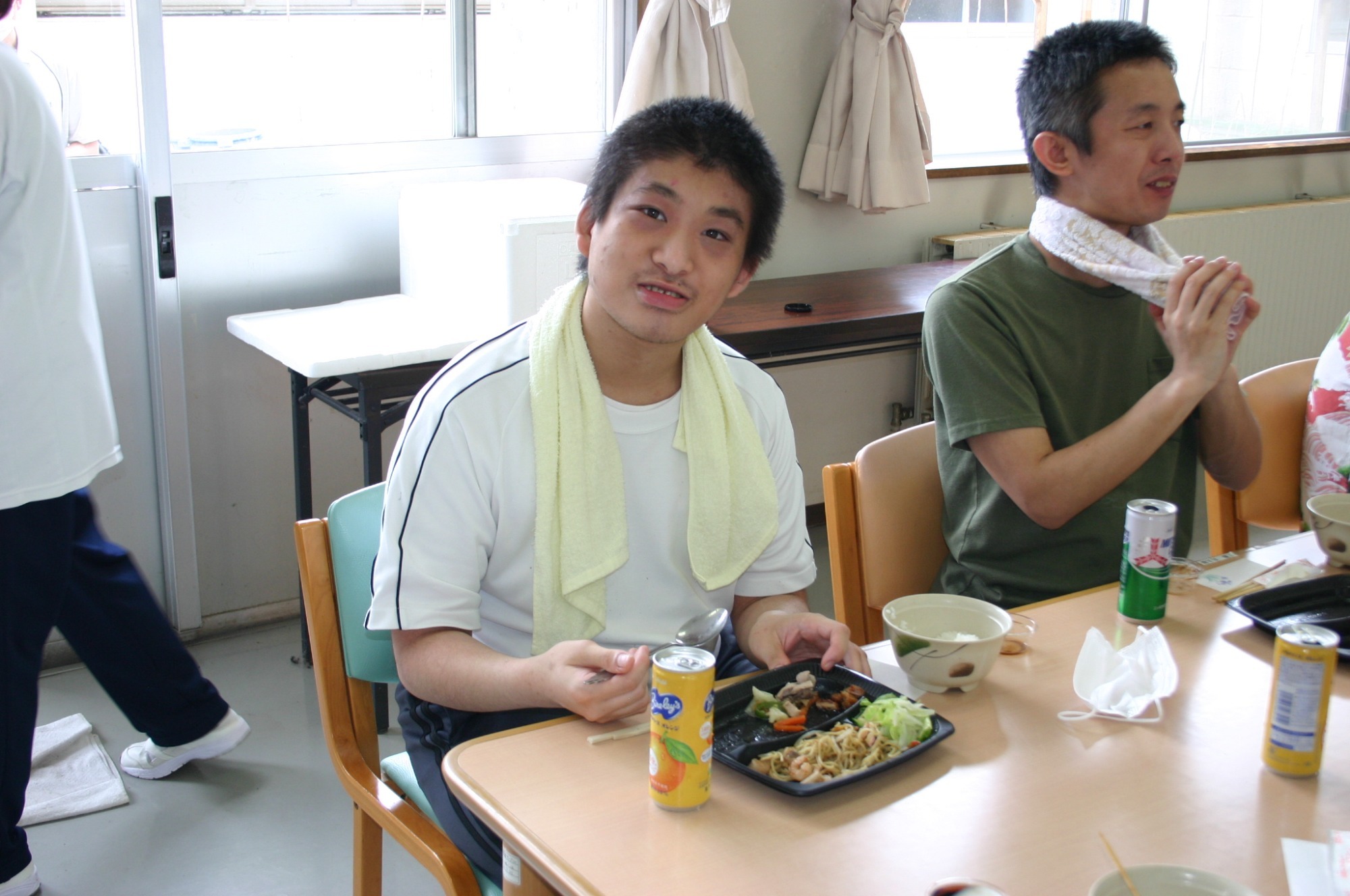 写真：中庭に菜園作り（R2.5.29）