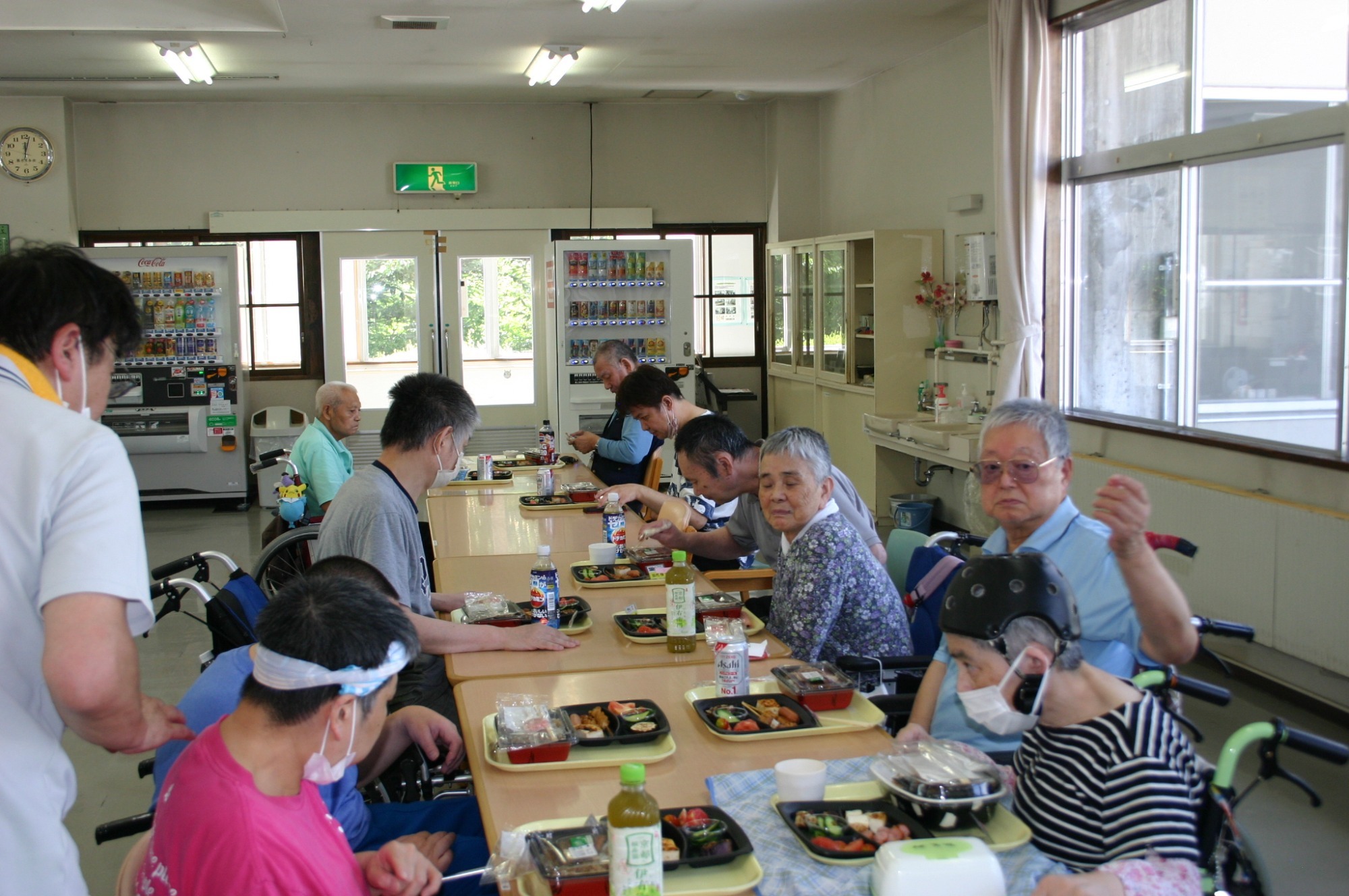 写真：中庭に菜園作り（R2.5.29）