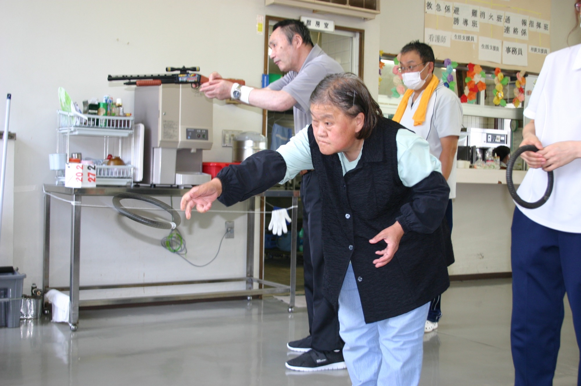 写真：中庭に菜園作り（R2.5.29）