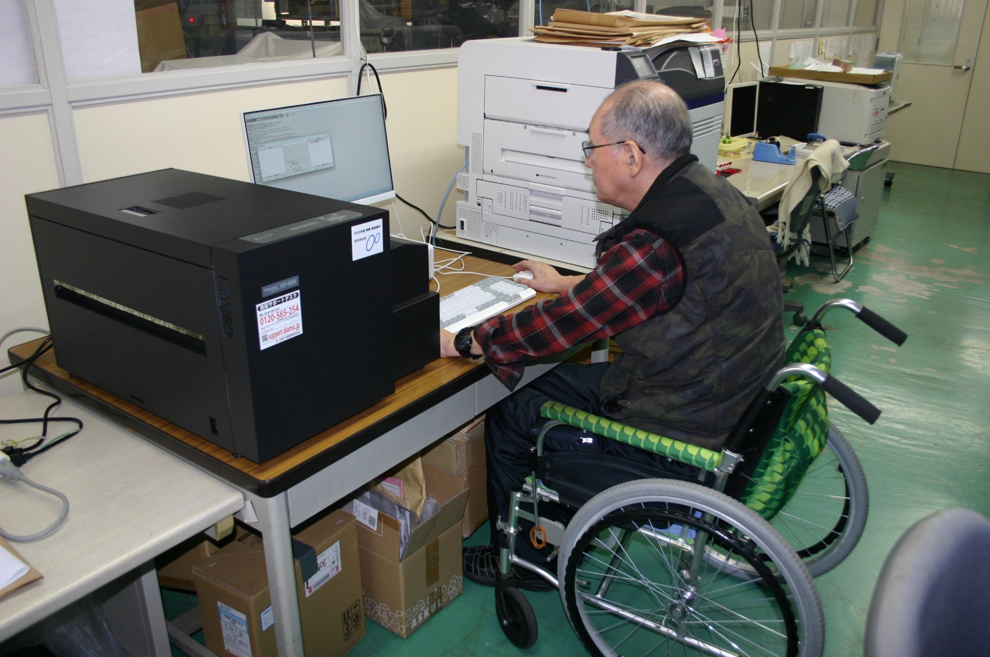 写真：中庭に菜園作り（R2.5.29）