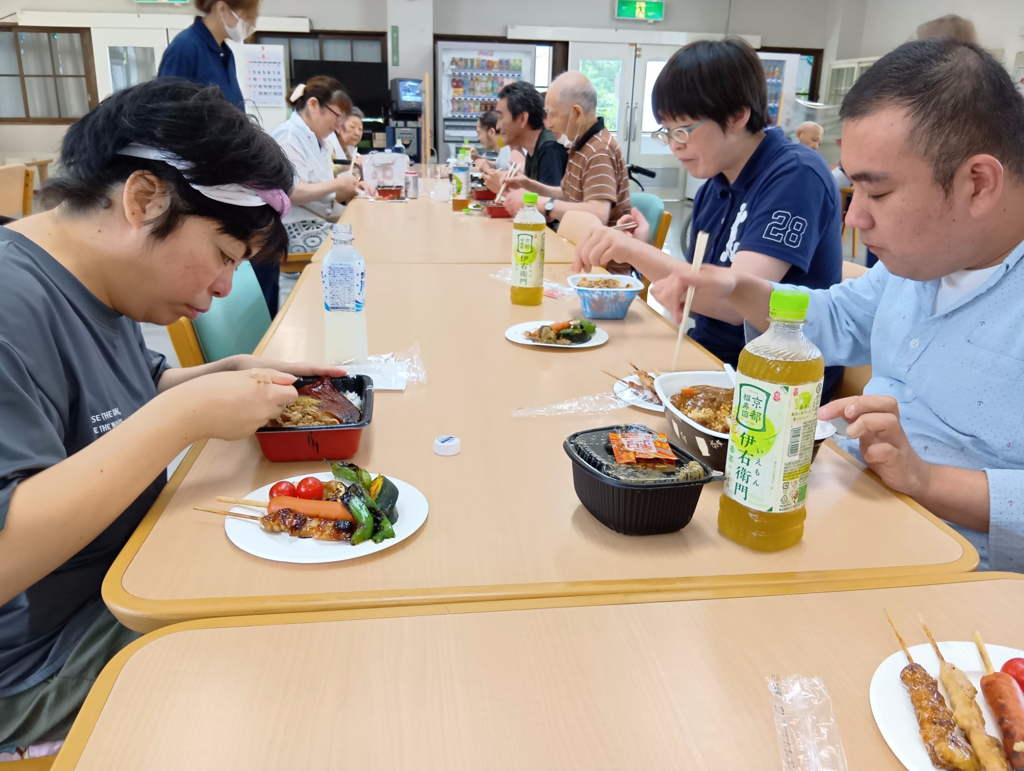写真：中庭に菜園作り（R2.5.29）
