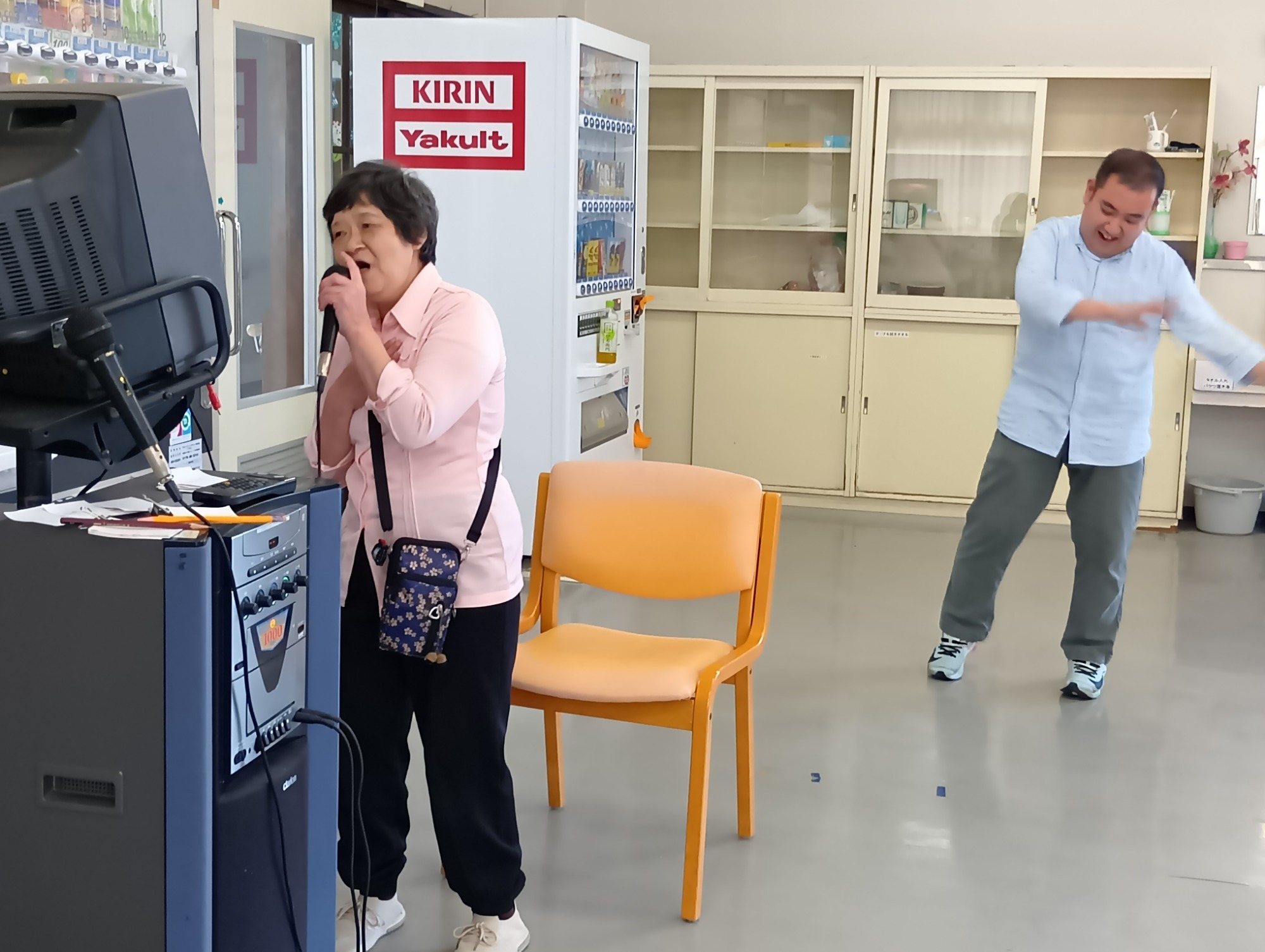 写真：中庭に菜園作り（R2.5.29）